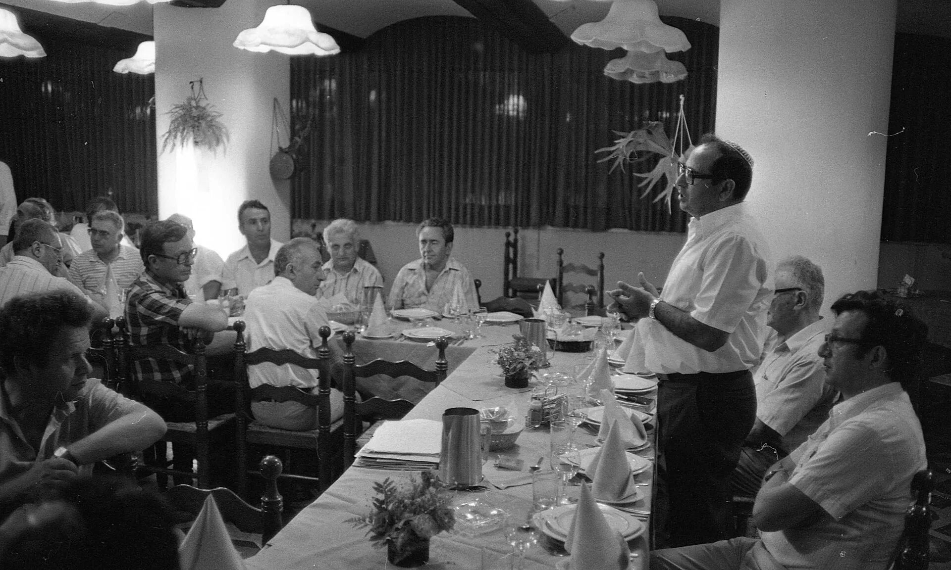 Dani Gol, manager of the National Insurance office in Tel Aviv, speaking at a National Insurance meeting during the visit of deputy minister of Social Affairs, Ben-Zion Rubin. Team management: recurring problems and practical fixes